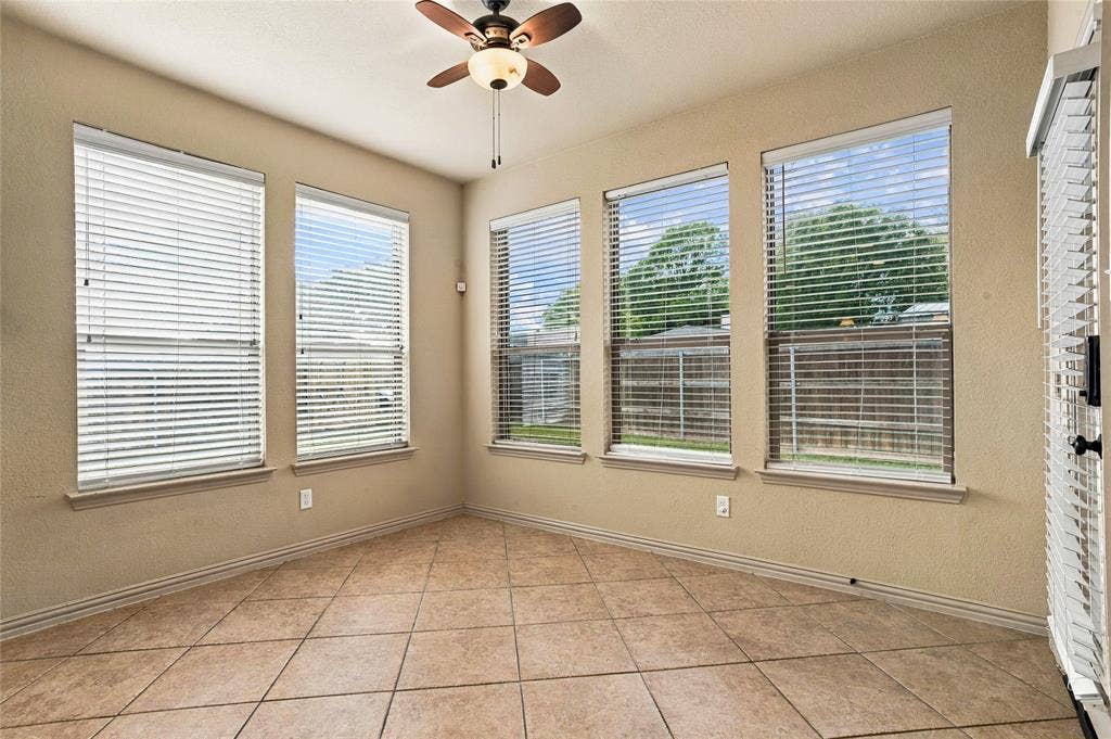 104 Aztec Court, Waxahachie, TX 75165 Breakfast area with lots of light and a view to the covered patio.