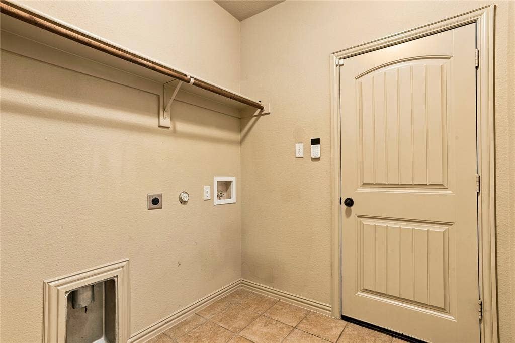 104 Aztec Court, Waxahachie, TX 75165 Laundry and entrance from garage.