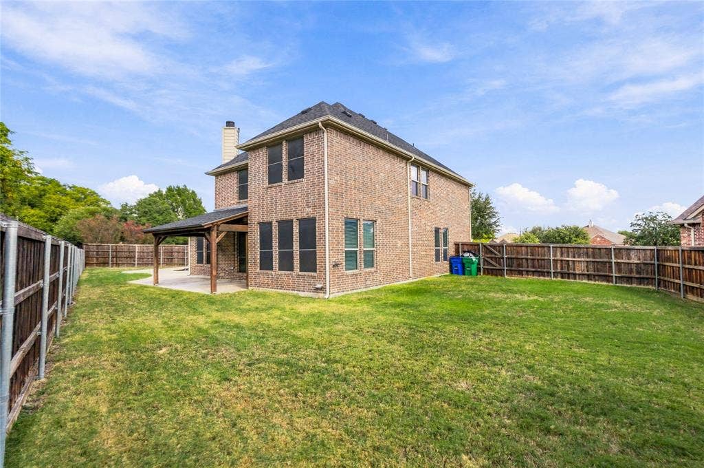 104 Aztec Court, Waxahachie, TX 75165 Plenty of space in the yard for playing or pets.