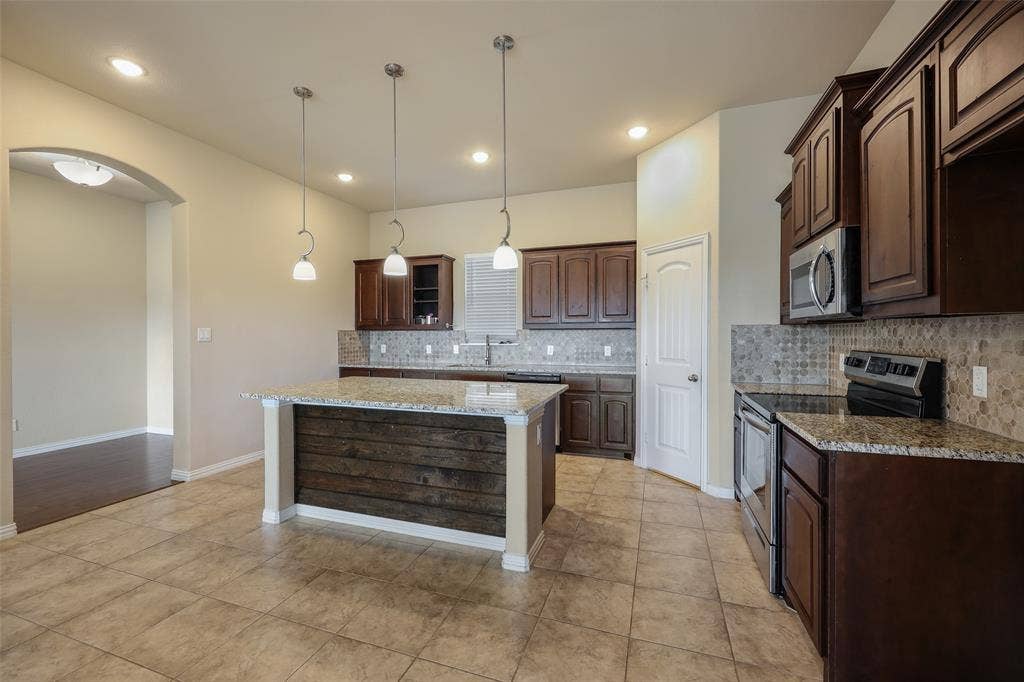 8818 Abner Road, Oak Ridge, TX 75161