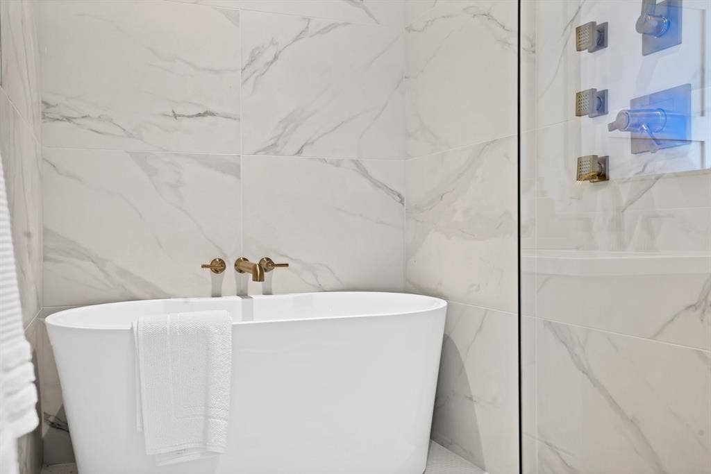 1731 N Fitzhugh Avenue, Dallas, TX 75204 Bathroom featuring a tub and tile walls