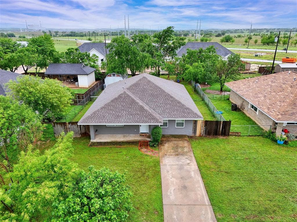 408 Little Avenue, McGregor, TX 76657