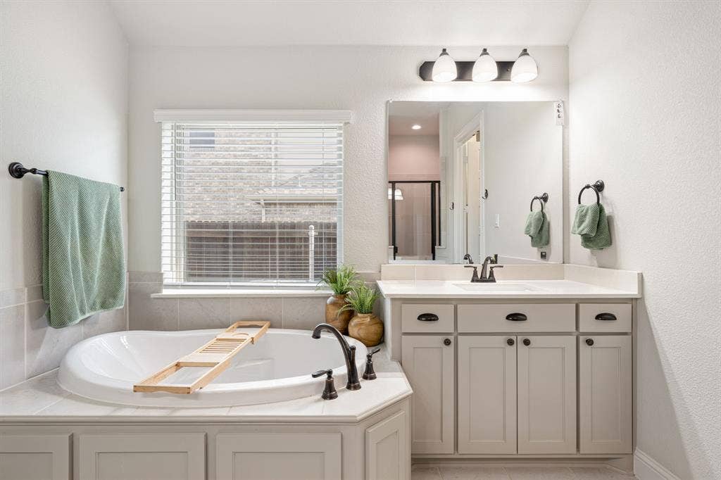 221 Lariat Trail, Waxahachie, TX 75165