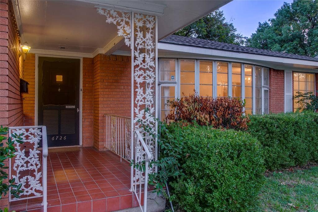 6726 Braeburn Drive, Dallas, TX 75214