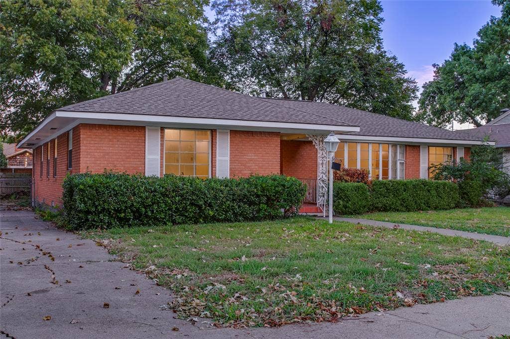 6726 Braeburn Drive, Dallas, TX 75214
