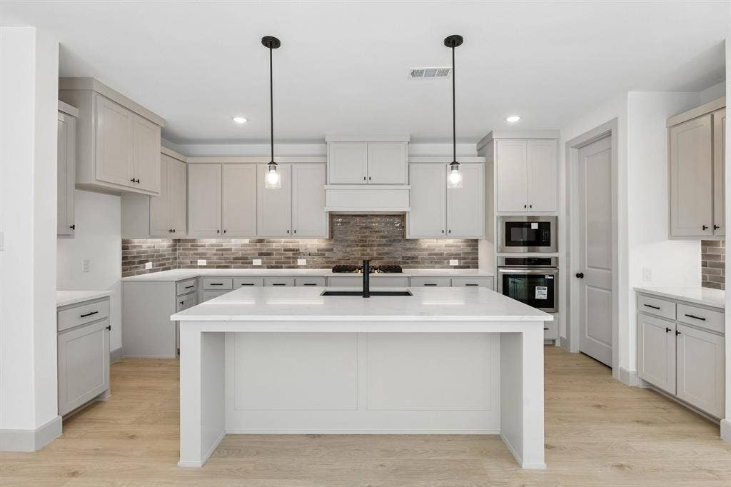 Packed with space and style, you'll find your dream kitchen waiting for you in our Tristan plan!