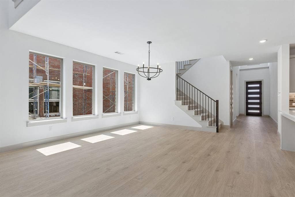 Whether you are hosting vibrant dinner parties or cozy family meals, this dining room fits all occasions!