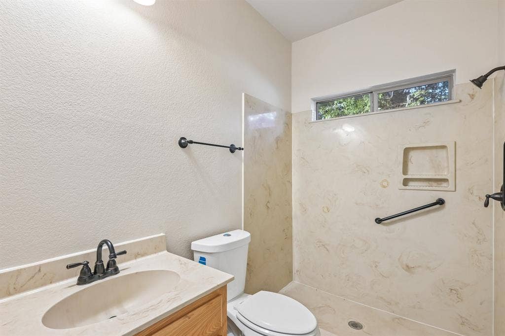 Secondary Full Bathroom