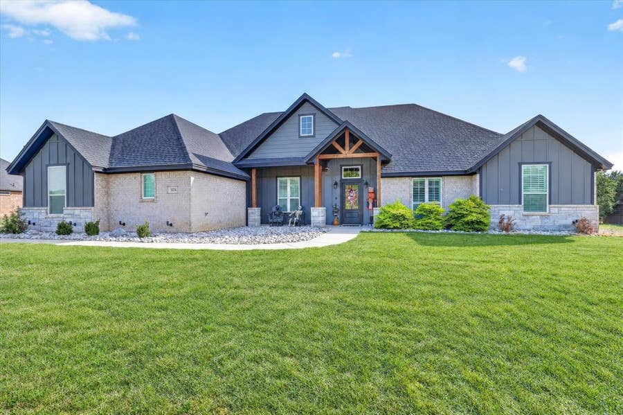 Property photo for 1074 Knoxmiller Court, Weatherford, TX