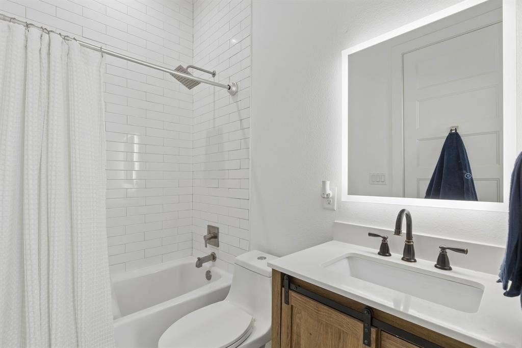 2450 N Garrett Avenue, #17, Dallas, TX 75206 2450 N Garrett Avenue, #17, Dallas, TX 75206