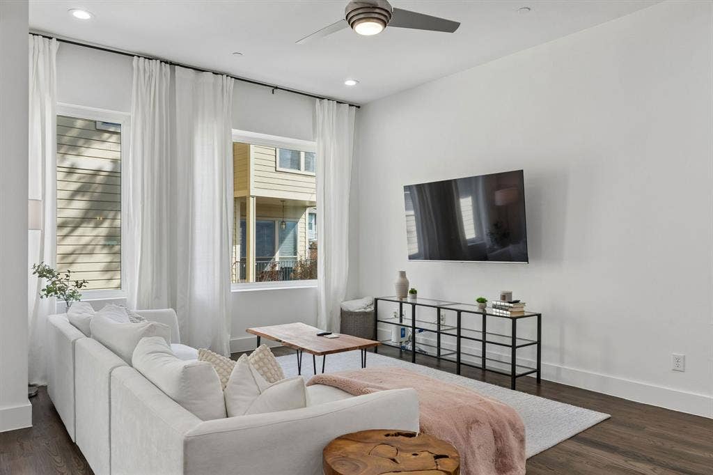 2450 N Garrett Avenue, #17, Dallas, TX 75206 2450 N Garrett Avenue, #17, Dallas, TX 75206