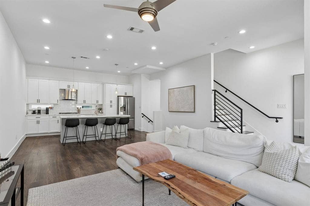 2450 N Garrett Avenue, #17, Dallas, TX 75206 2450 N Garrett Avenue, #17, Dallas, TX 75206