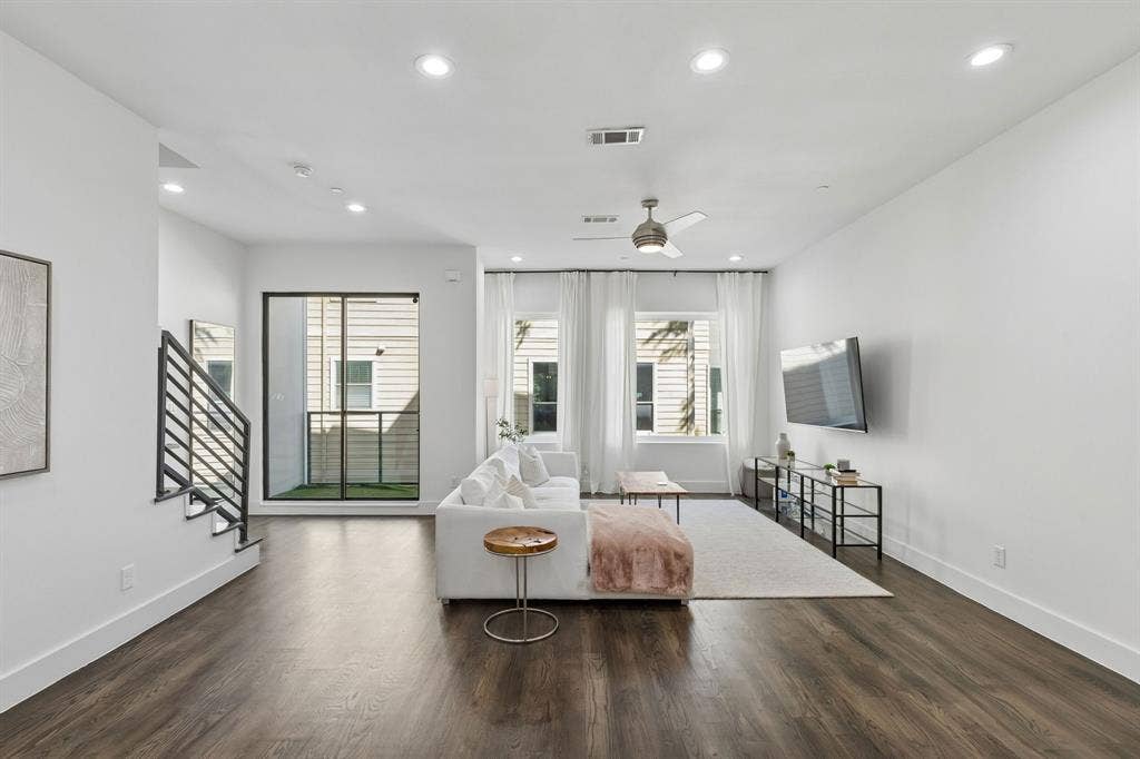 2450 N Garrett Avenue, #17, Dallas, TX 75206 2450 N Garrett Avenue, #17, Dallas, TX 75206