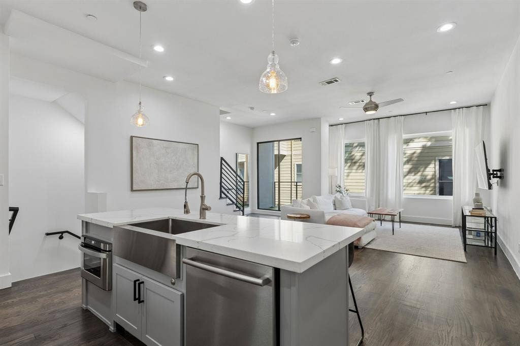 2450 N Garrett Avenue, #17, Dallas, TX 75206 2450 N Garrett Avenue, #17, Dallas, TX 75206