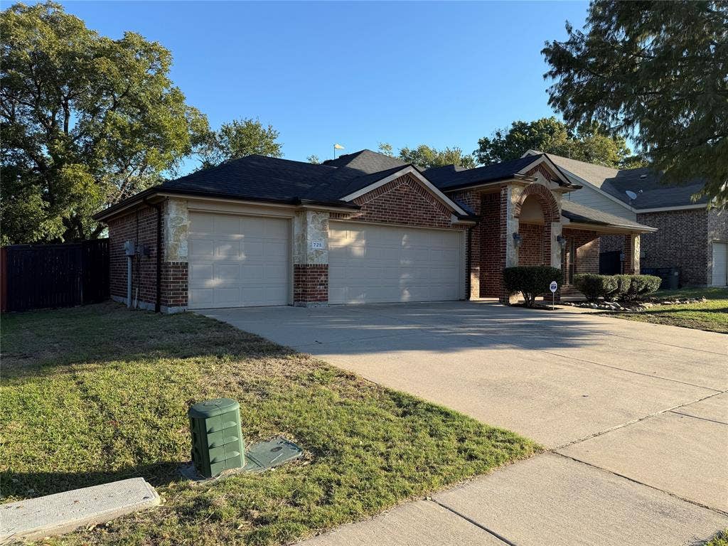 725 Fannin Drive, Lavon, TX 75166 725 Fannin Drive, Lavon, TX 75166