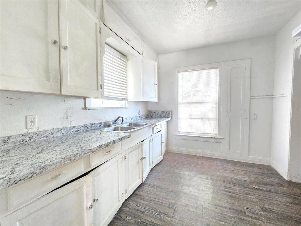 2806 Harlandale Avenue, Dallas, TX 75216