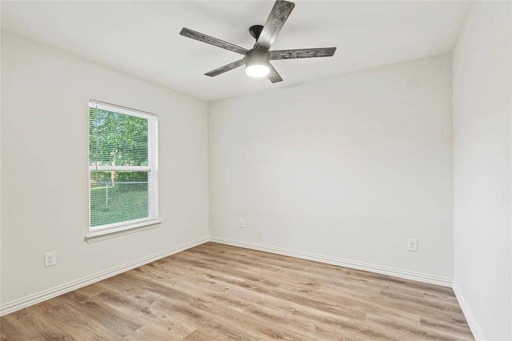 Unfurnished room with light wood-style flooring, baseboards, and ceiling fan