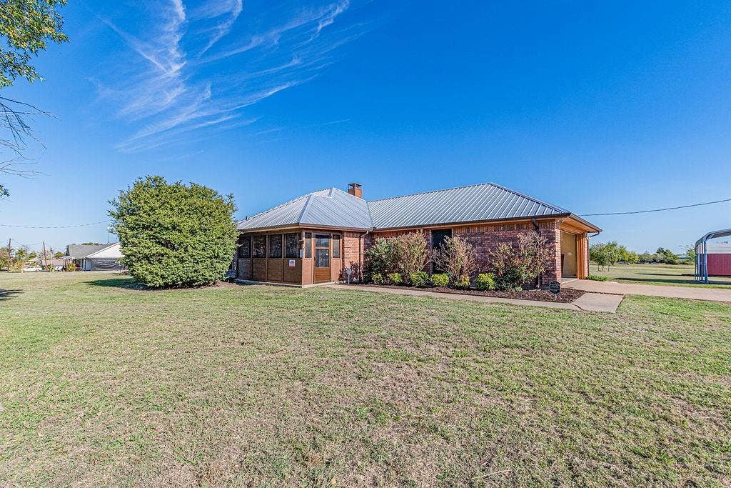 1158 County Road 141, Kaufman, TX 75142 Here you can see the side entry 2 car garage and the carport.