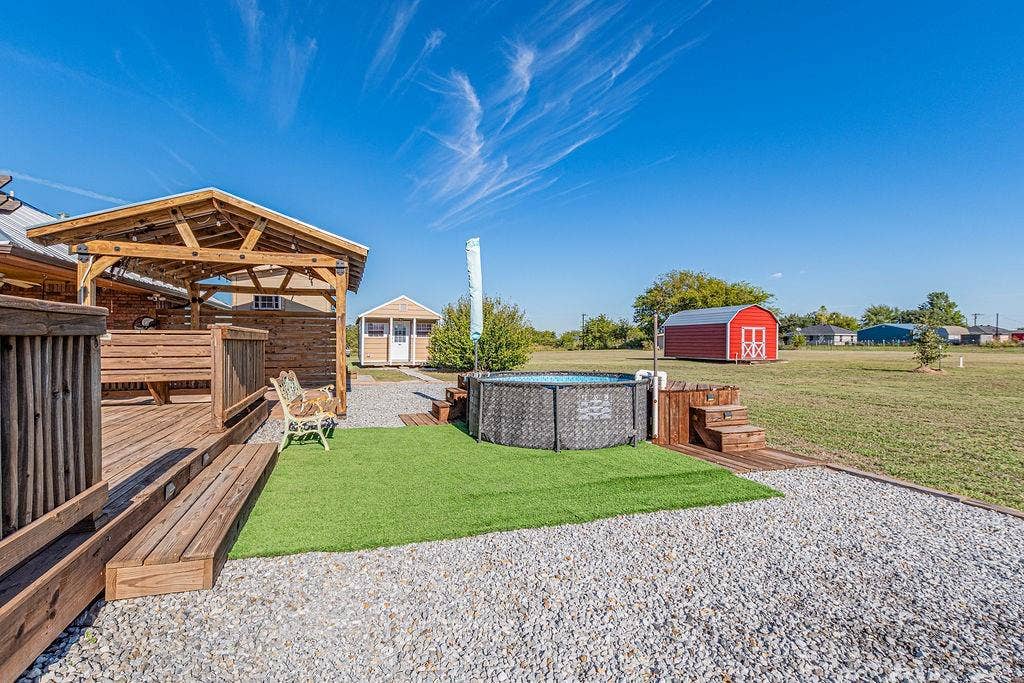 1158 County Road 141, Kaufman, TX 75142 Outdoor space featuring 2 out buildings and gravel hardscaping