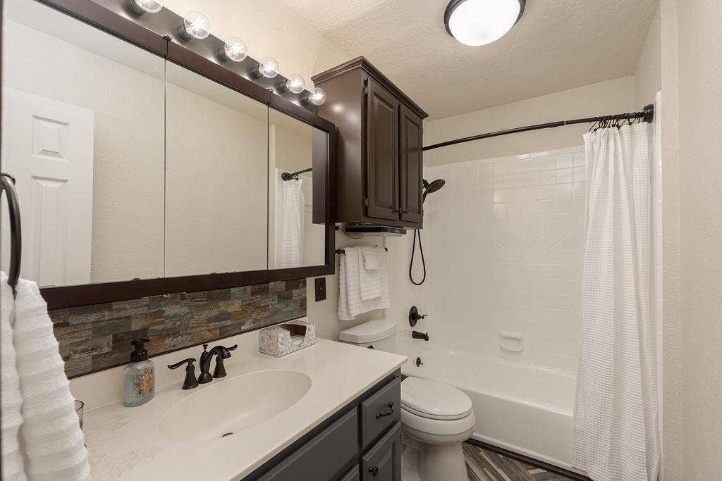 1158 County Road 141, Kaufman, TX 75142 Full bathroom with a tub-shower combo