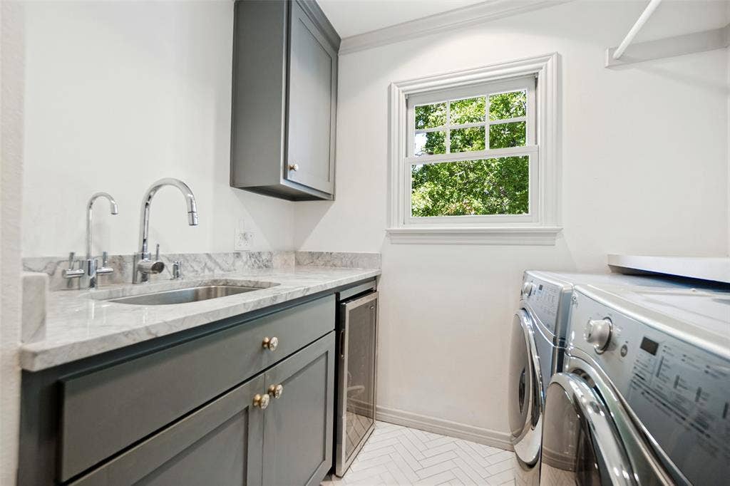 6935 Lakeshore Drive, Dallas, TX 75214 Laundry