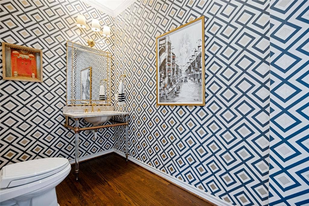 6935 Lakeshore Drive, Dallas, TX 75214 Powder room