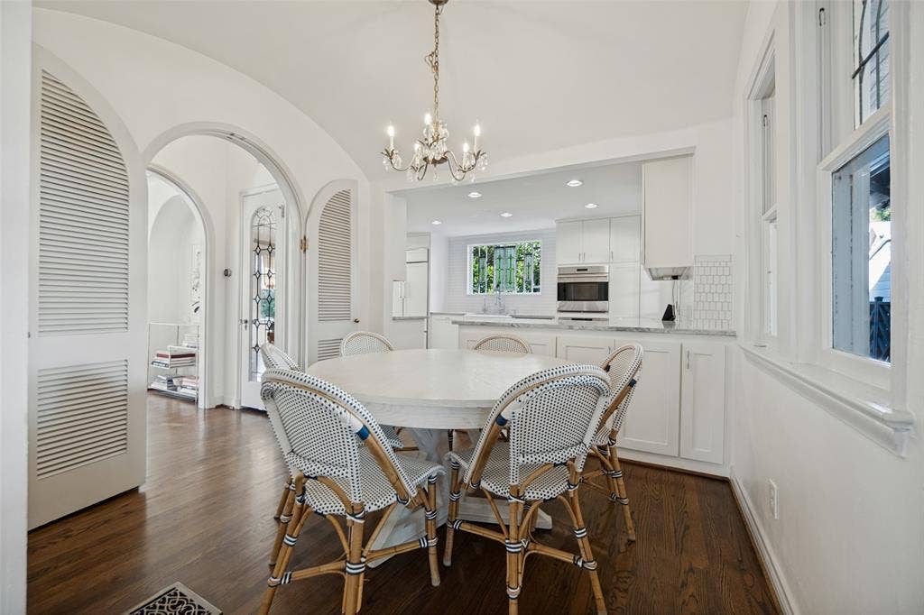 6935 Lakeshore Drive, Dallas, TX 75214 Breakfast room into kitchen