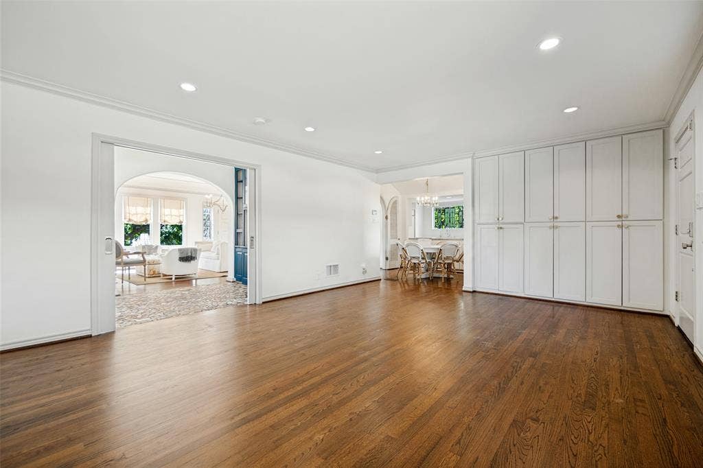 6935 Lakeshore Drive, Dallas, TX 75214 Family room into morning room
