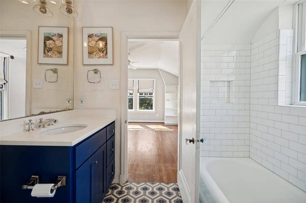 6935 Lakeshore Drive, Dallas, TX 75214 Jack & Jill Bath