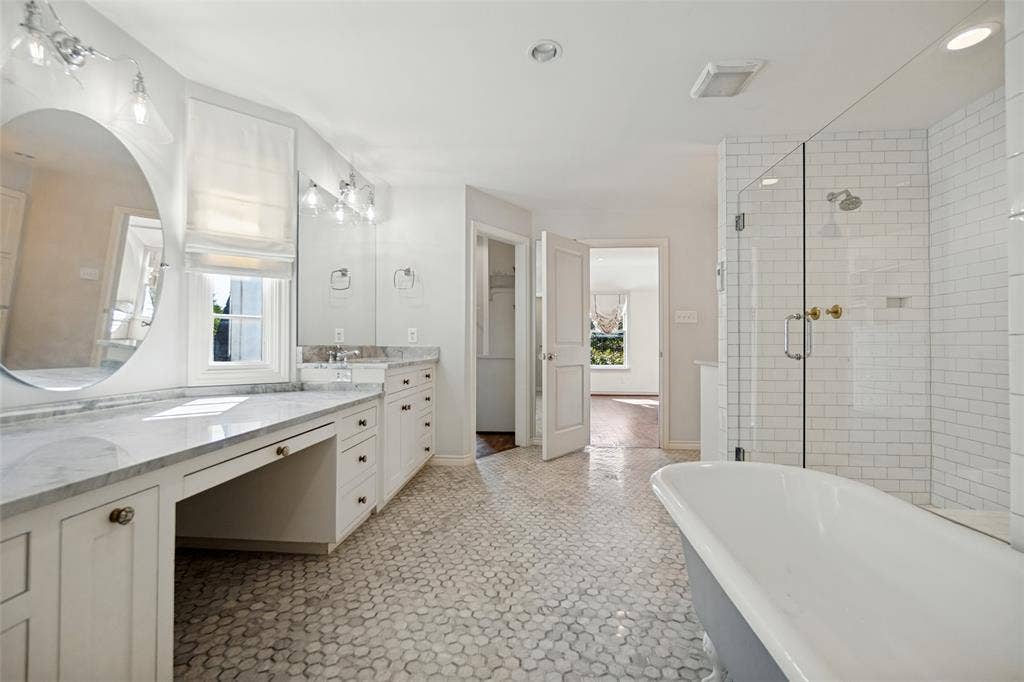 6935 Lakeshore Drive, Dallas, TX 75214 Primary Bath