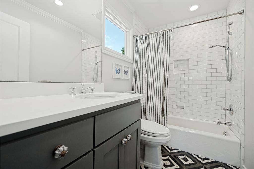 6935 Lakeshore Drive, Dallas, TX 75214 Bath 2