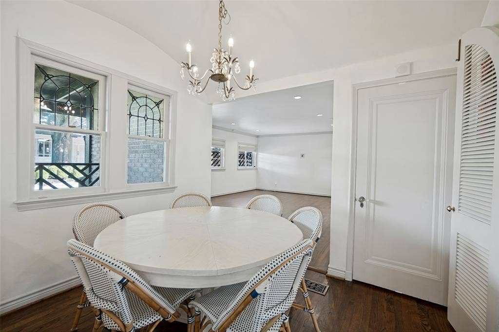 6935 Lakeshore Drive, Dallas, TX 75214 Breakfast room into family room