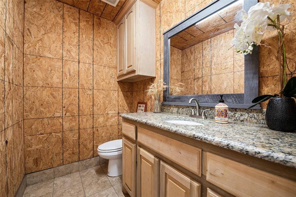 304 Canales Road, Nevada, TX 75173 HALF BATHROOM IN SHOP