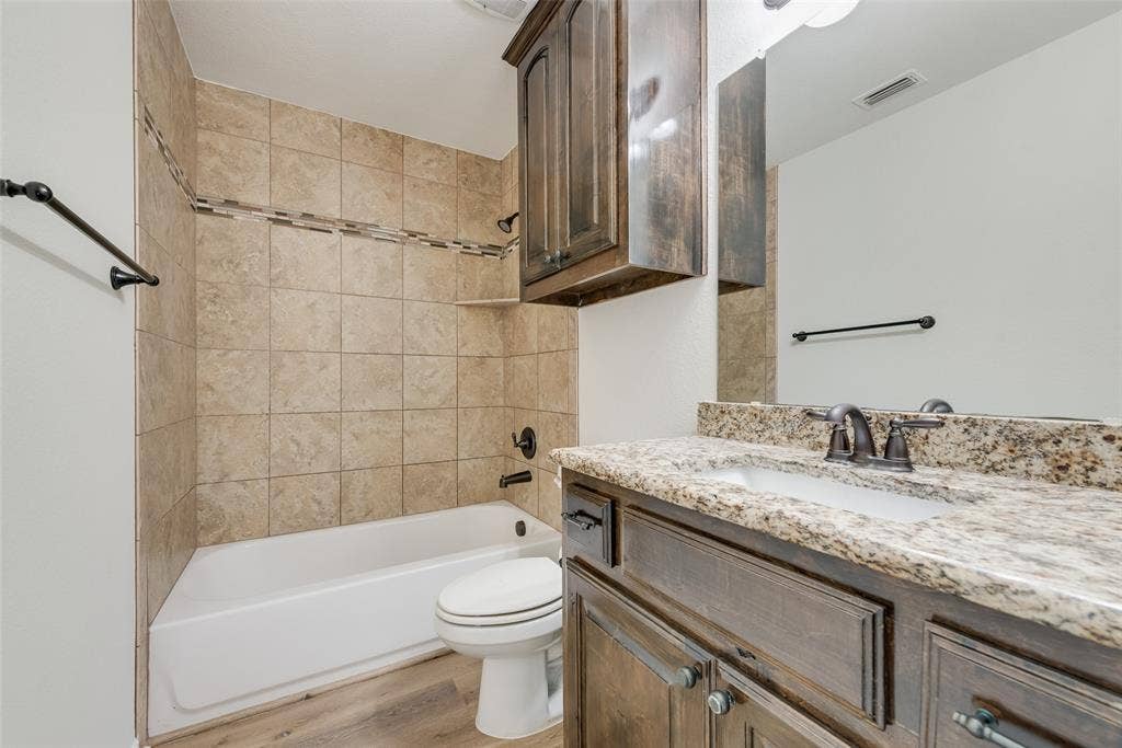 304 Canales Road, Nevada, TX 75173 2ND BULL BATH