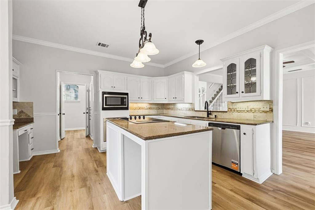 612 N Silver Creek Circle, DeSoto, TX 75115 612 N Silver Creek Circle, DeSoto, TX 75115