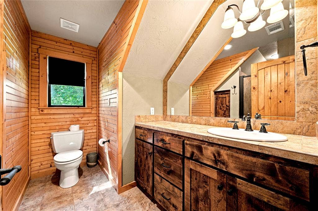 8726 Toler Pointe, Larue, TX 75770 upstairs