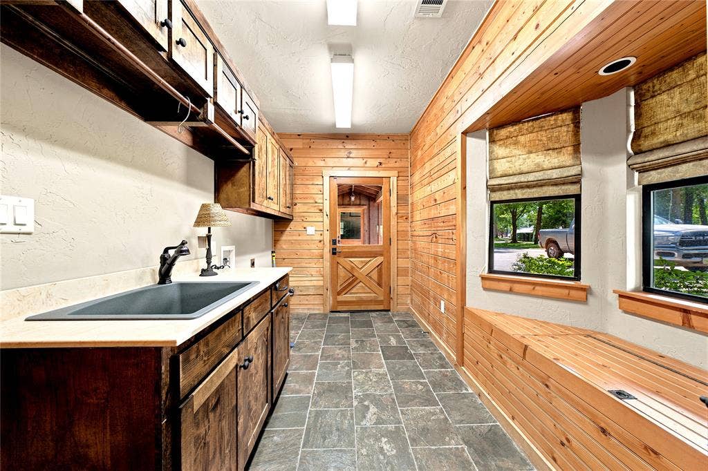 8726 Toler Pointe, Larue, TX 75770 mudroom-laundry room