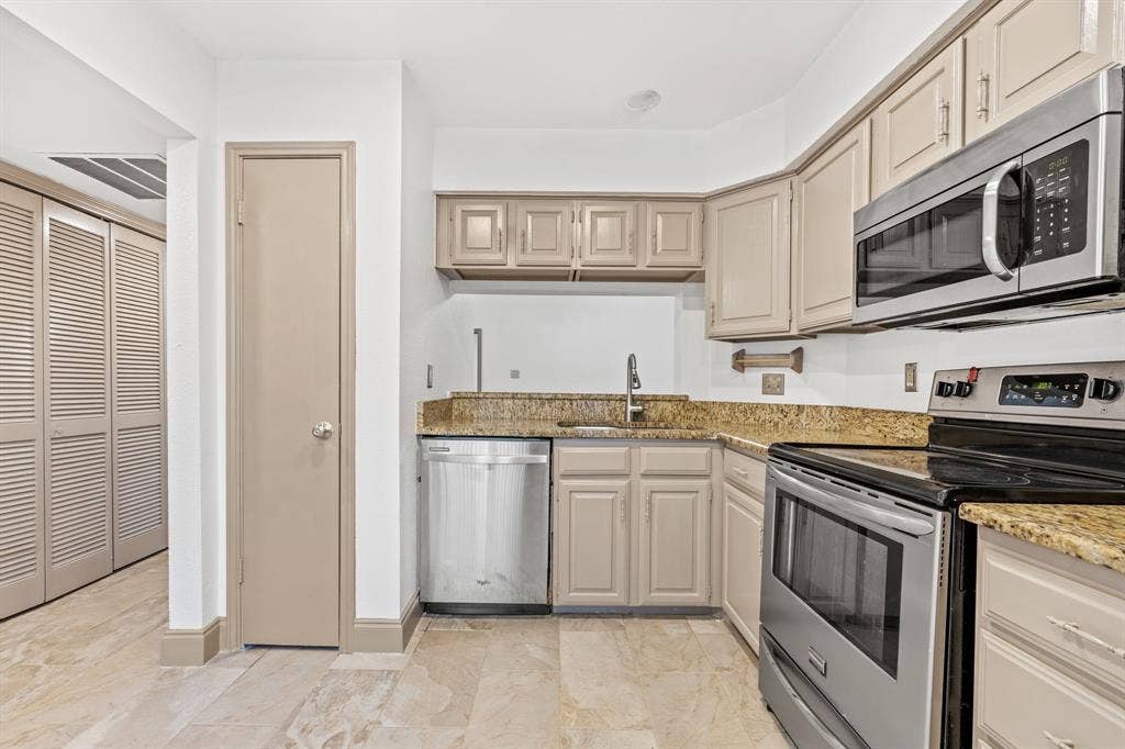 2625 Encina Drive, #4, Irving, TX 75038 2625 Encina Drive, #4, Irving, TX 75038