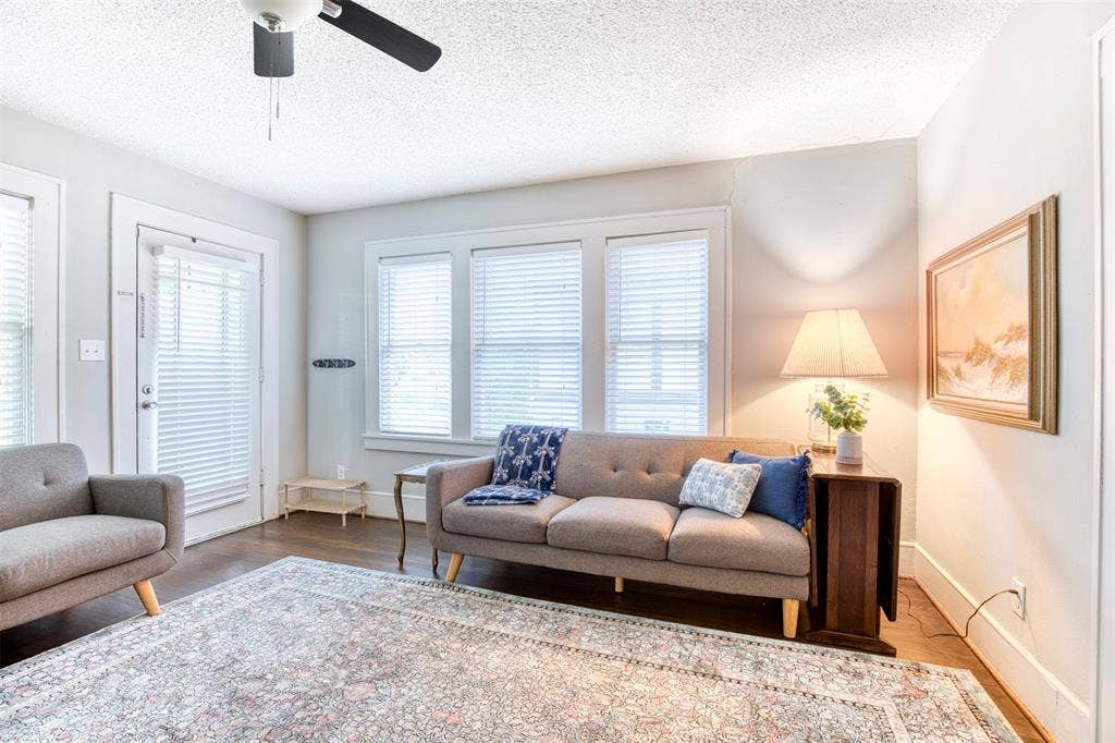 413 N Winnetka Avenue, Dallas, TX 75208 413 N Winnetka Avenue, Dallas, TX 75208