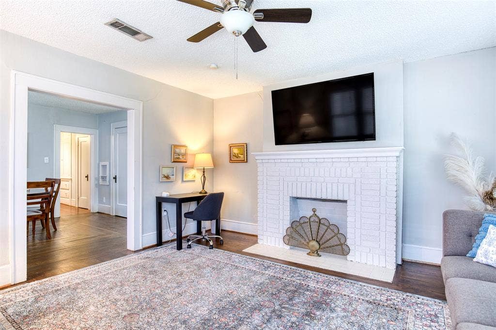 413 N Winnetka Avenue, Dallas, TX 75208 413 N Winnetka Avenue, Dallas, TX 75208