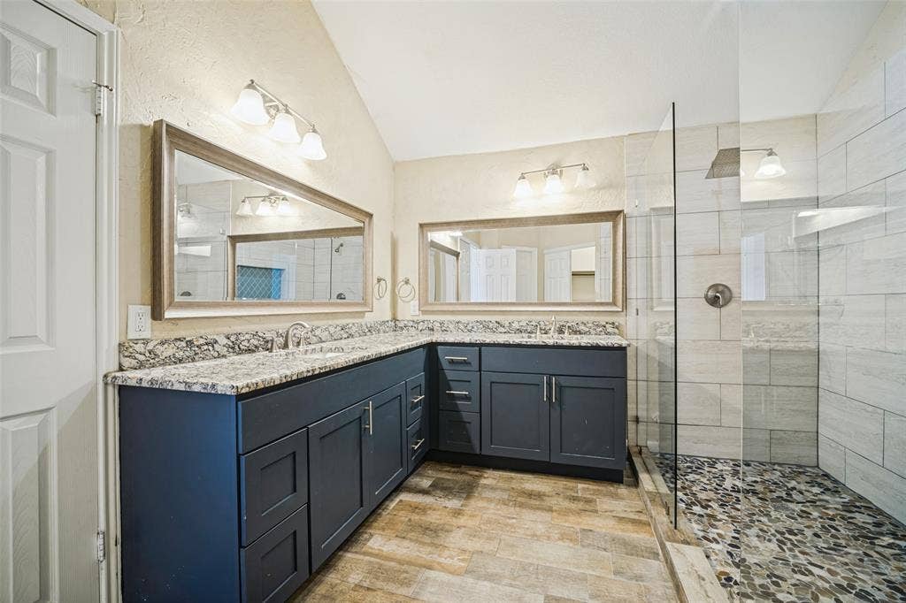 Master Bathroom - Dual Sinks/Vanities