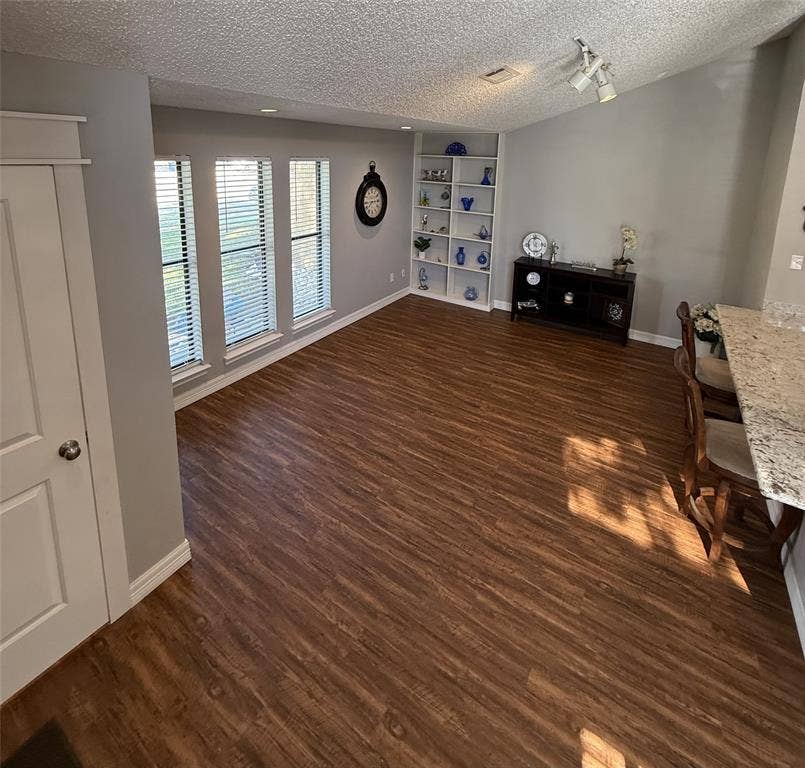 1803 W Jamestown Drive, Ennis, TX 75119 1803 W Jamestown Drive, Ennis, TX 75119