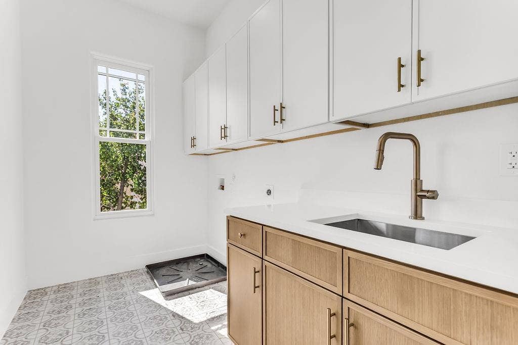 4631 Junius Street, Dallas, TX 75246 Full-size laundry room on upper level — one of TWO laundry rooms in this home for ultimate convenience