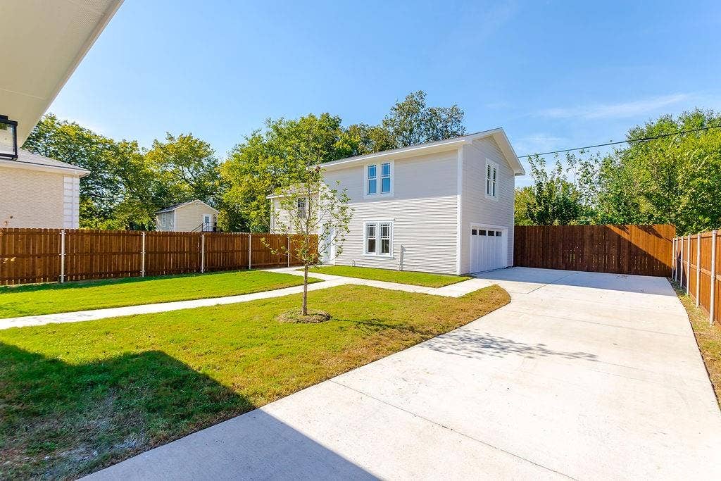 4631 Junius Street, Dallas, TX 75246 Detached 2-car garage with 648 sq ft of finished, climate-controlled bonus space above — perfect for a home office, studio, workout room or private living room