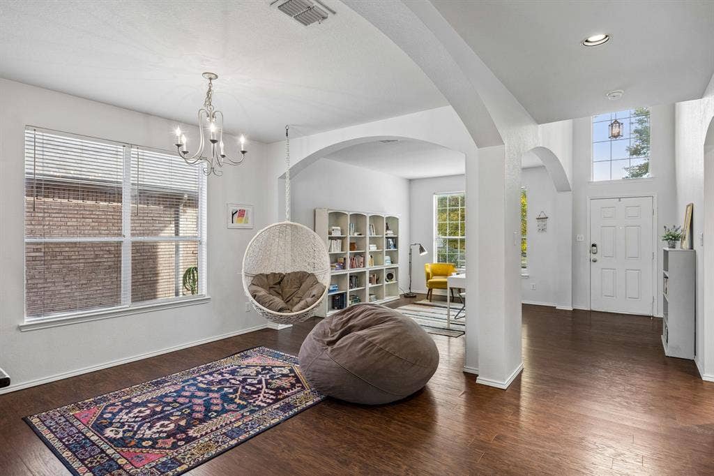 861 Crockett Drive, Lavon, TX 75166 An appealing blend of architectural character and open design welcomes you into this light-filled interior. Arched passageways create visual interest while connecting the living spaces, and warm wood-look flooring flows throughout. A soaring two-story entry with an upper window draws in natural light and enhances the home's impressive sense of arrival.
