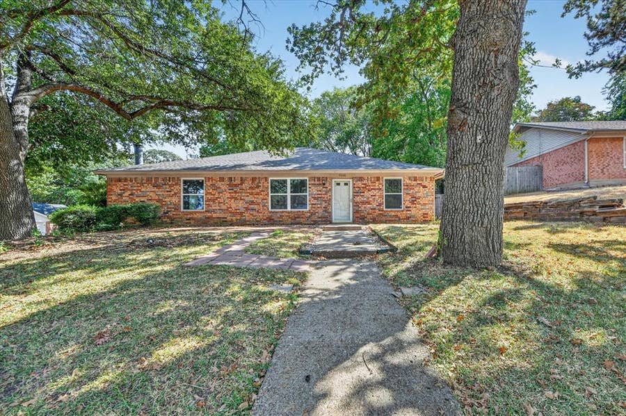Property photo for 4200 Oakside Court, Arlington, TX