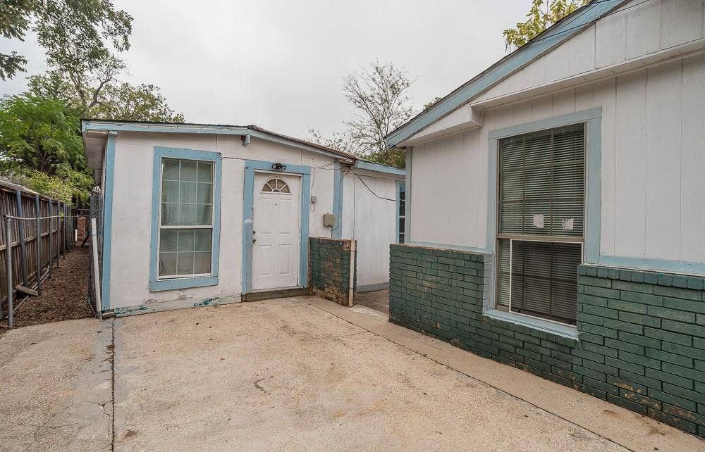 5518 Worth Street, Dallas, TX 75214 Detached Separate Quarters - 300sqft.(approx.) 3bedrooms/1bath