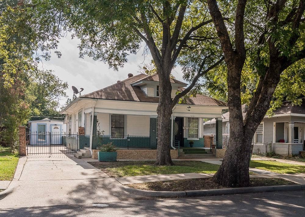 5518 Worth Street, Dallas, TX 75214 Separate Guest Quarters - Approx.300sqft. - 3bedroom,1bath,living, dining -Approx.300sqft.