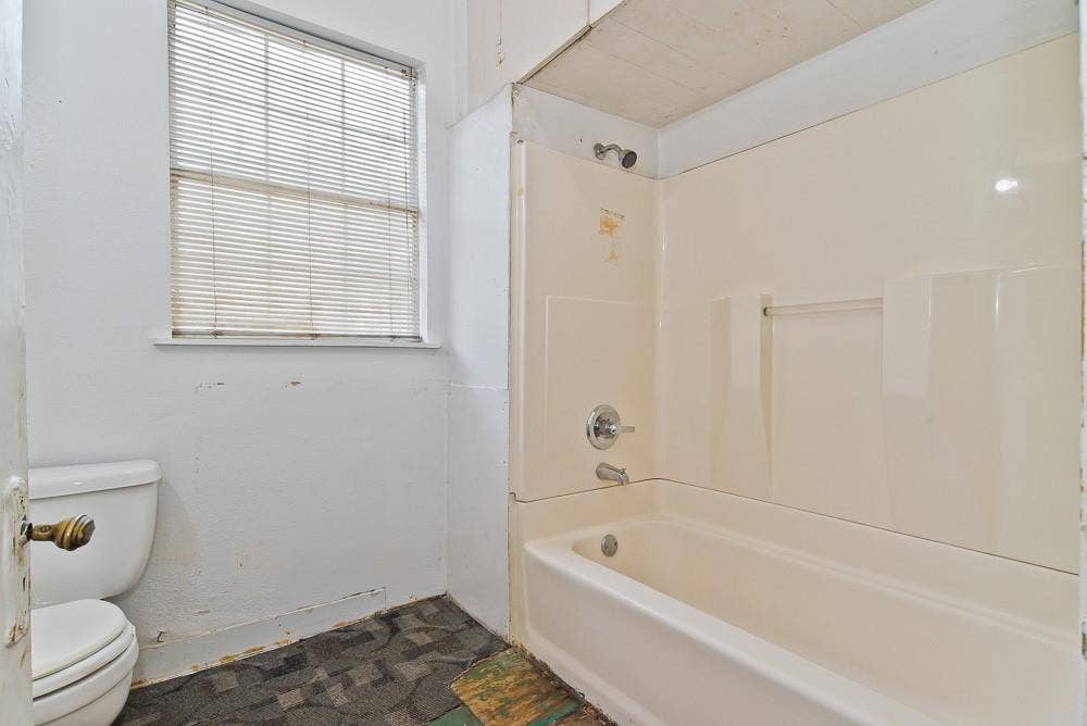 5518 Worth Street, Dallas, TX 75214 Bathroom