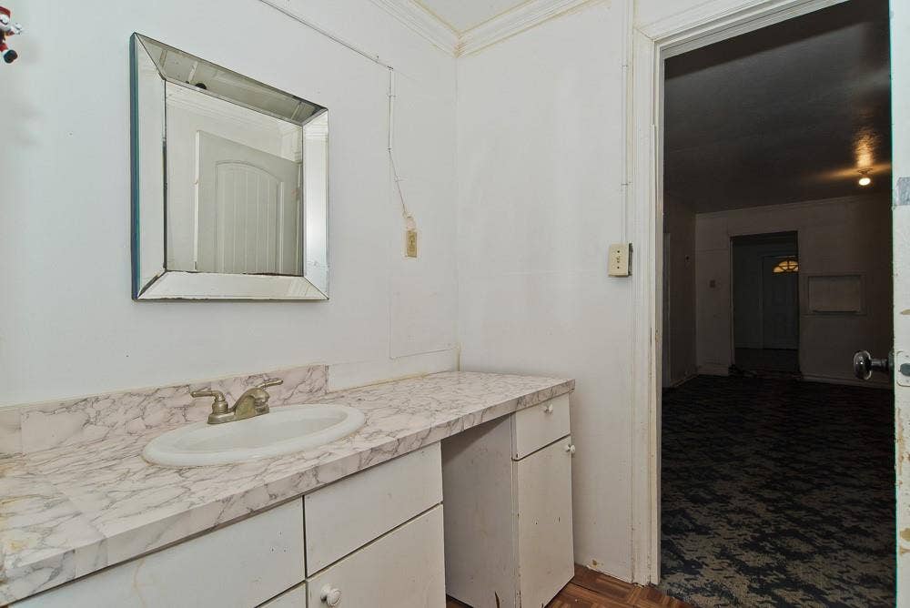 5518 Worth Street, Dallas, TX 75214 Separate Quarters - Bathroom